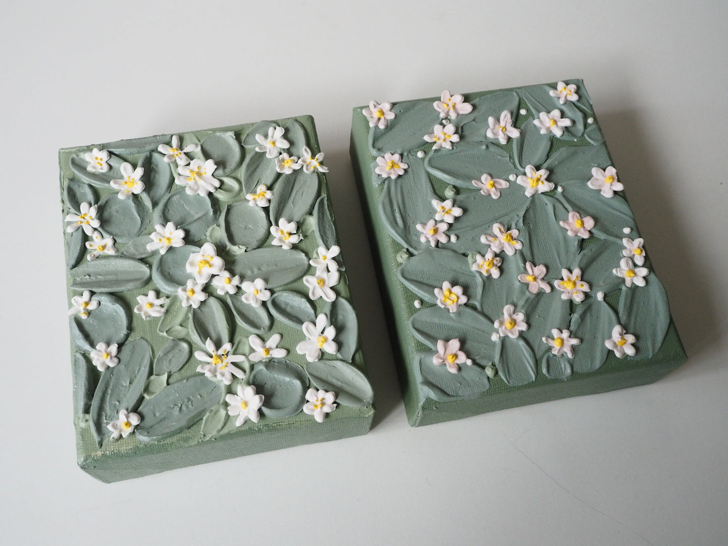 Daisy on Green Leaves (mini) - Acrylic textural Art
